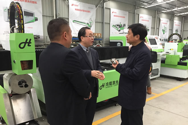 武漢市委常委、市紀(jì)委書記張曙率隊(duì)調(diào)研鴻鐳激光