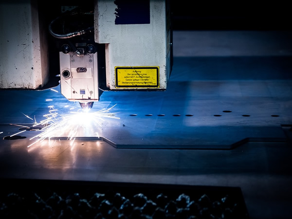 激光切割機(jī)保護(hù)鏡片有水霧的原因