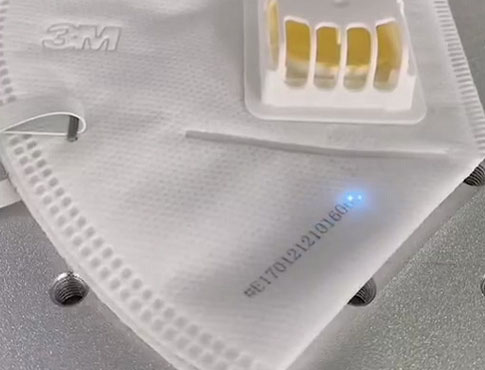 口罩激光打標(biāo)機(jī)，為預(yù)防新冠肺炎疫情添一份助力！